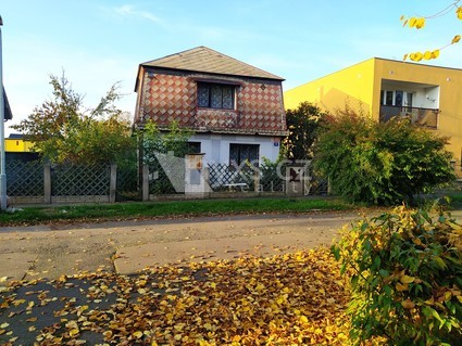 Prodej rodinného domu v původní zástavbě starých Čakovic na pozemku 483m2 i jako výhodná investice. - Ulice 2