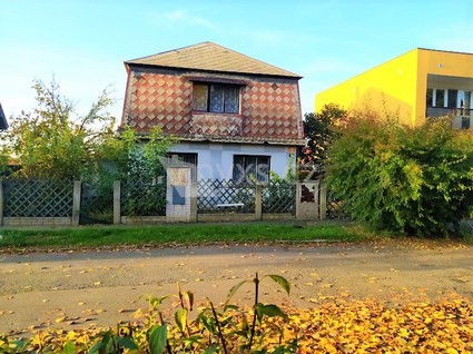 Prodej rodinného domu v původní zástavbě starých Čakovic na pozemku 483m2 i jako výhodná investice. - Z ulice