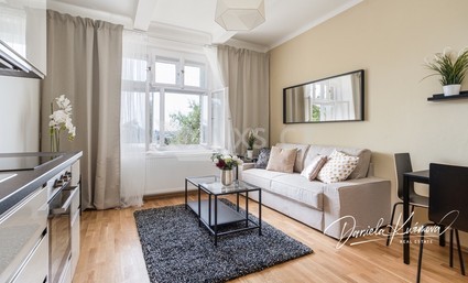 Pronájem kompletně vybaveného bytu 2+kk, 45m2 ve vilovém domě se zahradou. - Fotka 1
