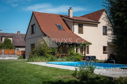 Prodej rodinného domu 325m2 se zahradou 1201m2, Úvaly - Fotka 1