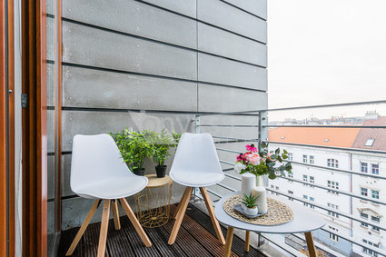 Exkluzivní nabídka plně vybaveného loftového bytu 2kk s balkónem v blízkosti metra Palmovka - Fotka 9