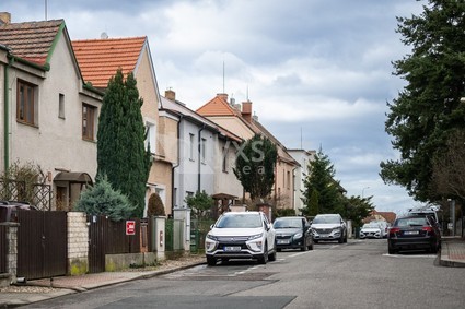Prodej rodinného domu o třech bytových jednotkách, ulice Dářská, Kyje Praha  - Pohled na dům