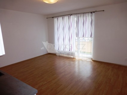 Pronájem bytu 1+kk s parkováním a balkonem Hostivice - Chýně - Fotka 1