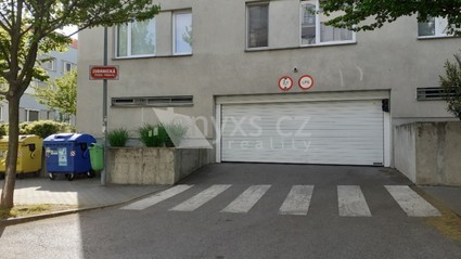 Garážové stání u metra Prosek - Fotka 1