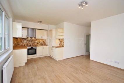 Pronájem bytu 2+kk výměra 50m2, zahrada 180m2, parkovací stání, Praha 9, Vysočany, ulice Svatošových - Fotka 3