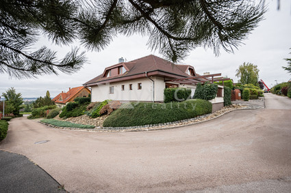 Prodej prostorného rodinného domu v klidné části Lysolají, ulice Nad Helmrovkou - Fotka 1