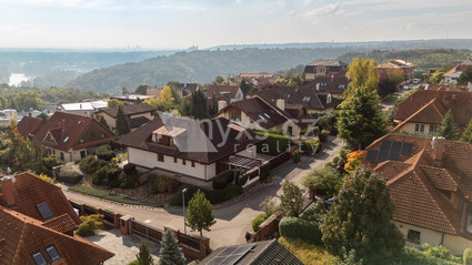 Prodej prostorného rodinného domu v klidné části Lysolají, ulice Nad Helmrovkou