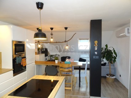 Prodej hezkého, podkrovního bytu v cihlovém domě 3+1 87 m2 + sklep 13 m2, Stehlíkova, Slaný  - Fotka 16