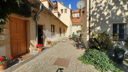 Pronájem atypického nového domu v historické části Prahy. - Fotka 1