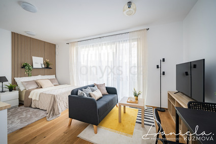 Pronájem zcela nového, designově zařízeného bytu 1+kk (31 m²) – Praha 5, ul. Starokošířská - Fotka 1