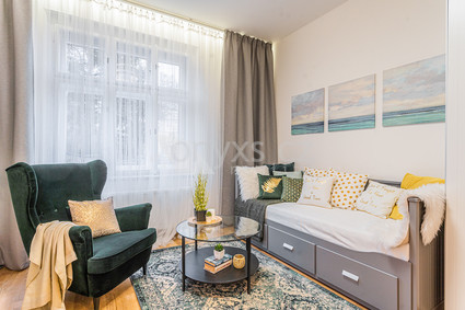 Pronájem kompletně zařízeného bytu 1kk 20m2 ve vilovém domě se zahradou v blízkosti metra Kobylisy - Fotka 1