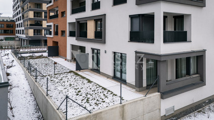 Pronájem moderního bytu 3+kk se šatnou, předzahrádkou, garáží a sklepem, ul. Domalípova, Praha 9. - Fotka 20