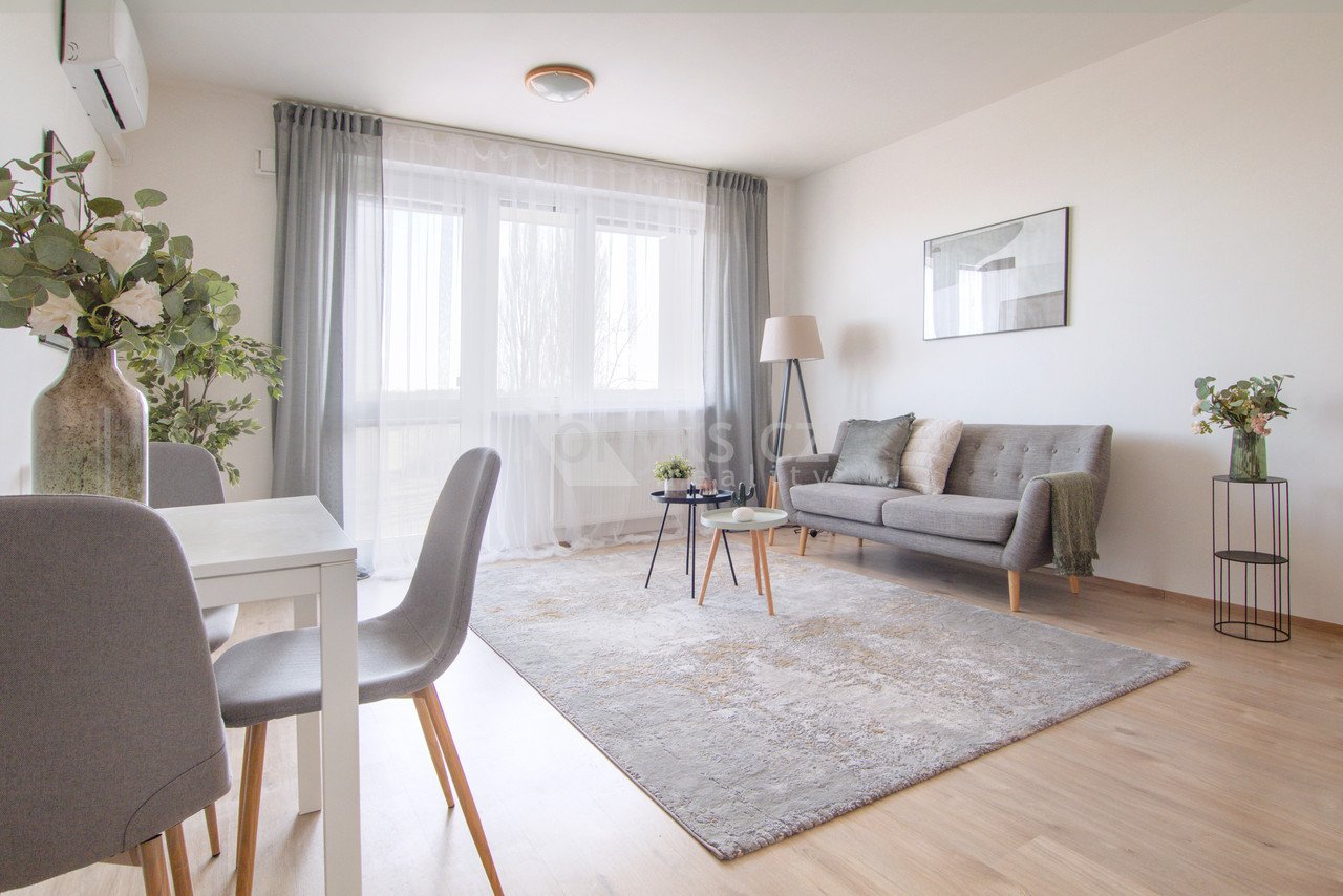 tn_zoom_filename_77563